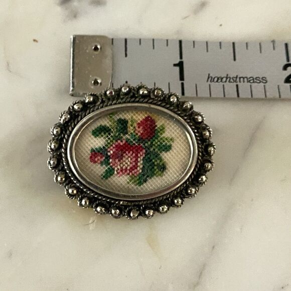 Vtg Silvertone Oval Petit Point Hand Embroidered Floral Rose 1.25"Brooch Pin - Picture 6 of 7
